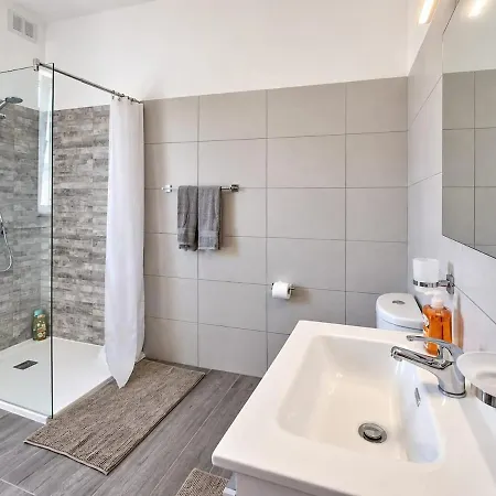Bright 3 Bed, 3 Bath Seaside