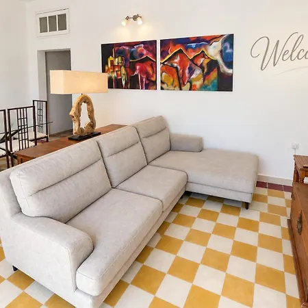Bright 3 Bed, 3 Bath Seaside