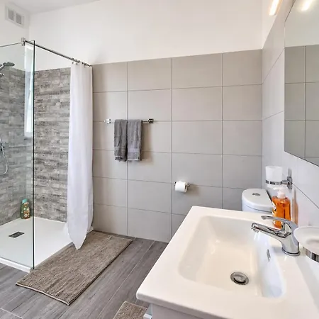 Bright 3 Bed, 3 Bath Seaside Apartment *