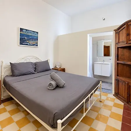 Bright 3 Bed, 3 Bath Seaside Sliema