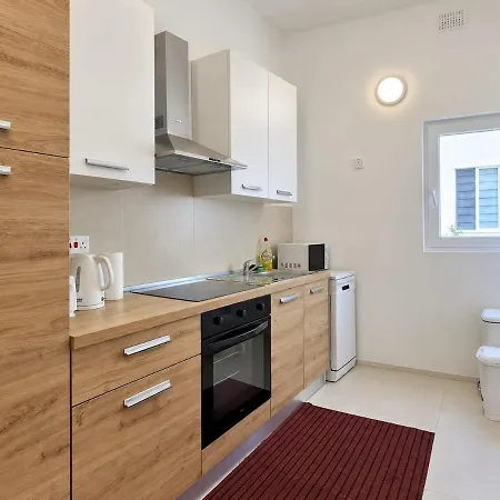 Bright 3 Bed, 3 Bath Seaside
