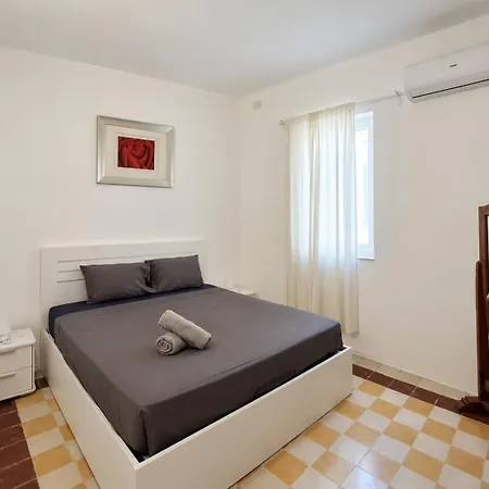 Bright 3 Bed, 3 Bath Seaside Apartment *