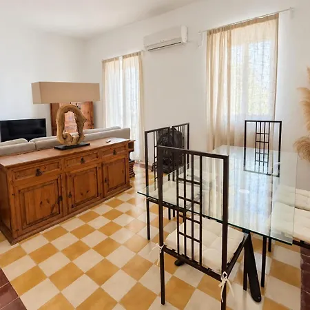 Bright 3 Bed, 3 Bath Seaside Apartment *